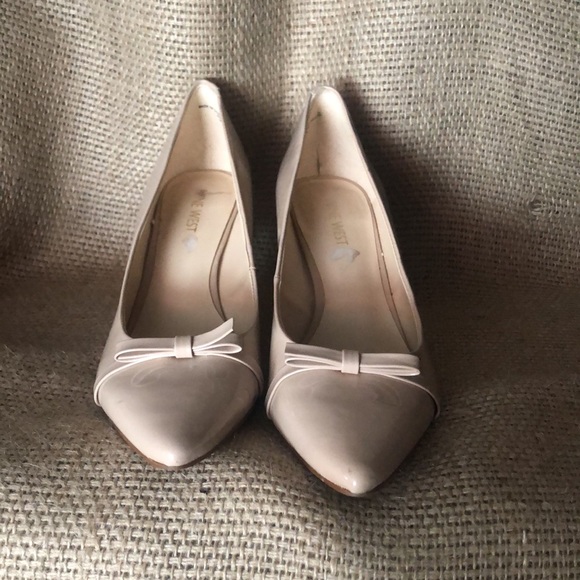 Nine West Tan Heels with Bow - Picture 2 of 3